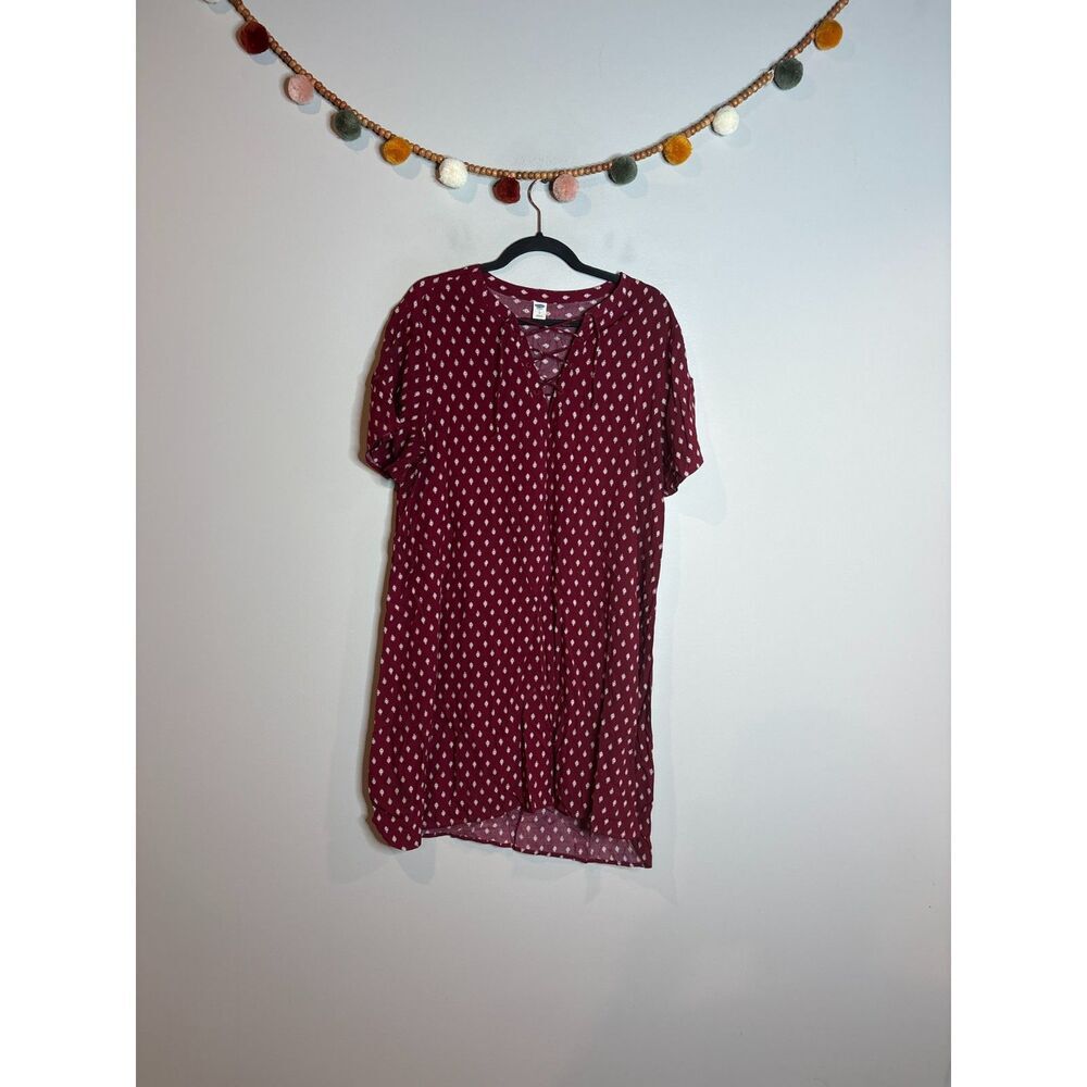 🔆 Old Navy burgundy and white patterned lace up dress